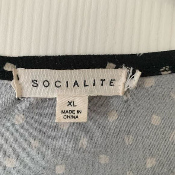 Socialite | Sleeveless Keyhole Dress - Picture 8 of 9